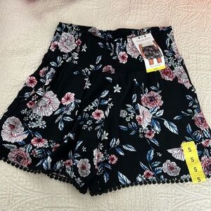 NWT Flowy printed shorts